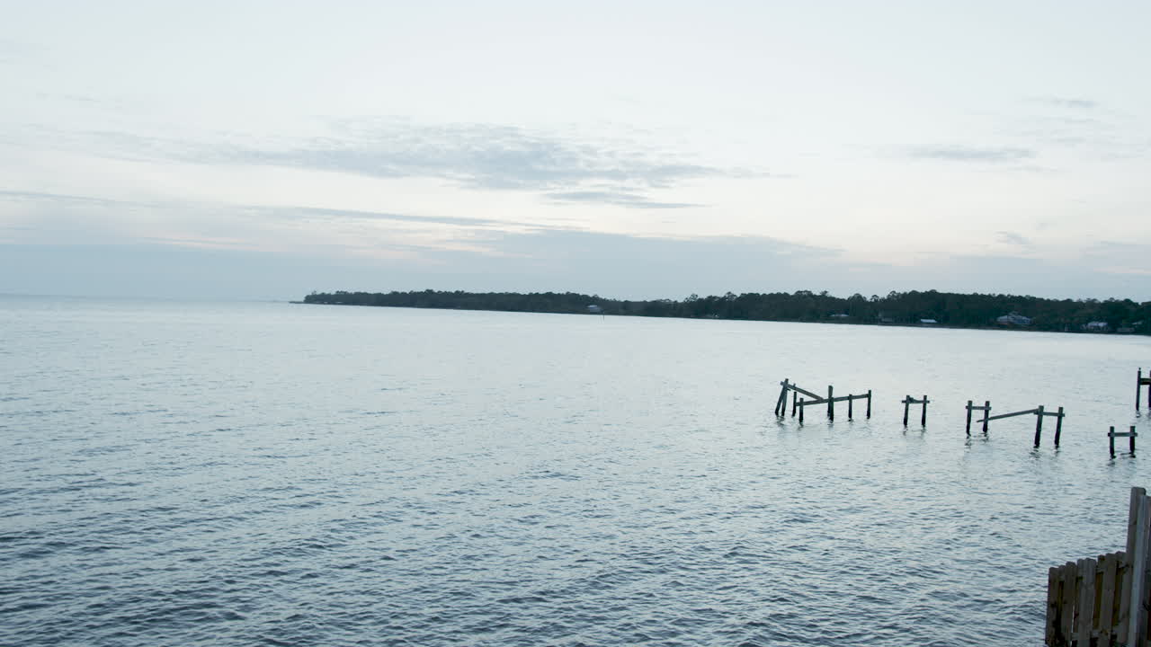 슬로우 모션 오후 파도가 덴턴, 플로리다에서 래핑