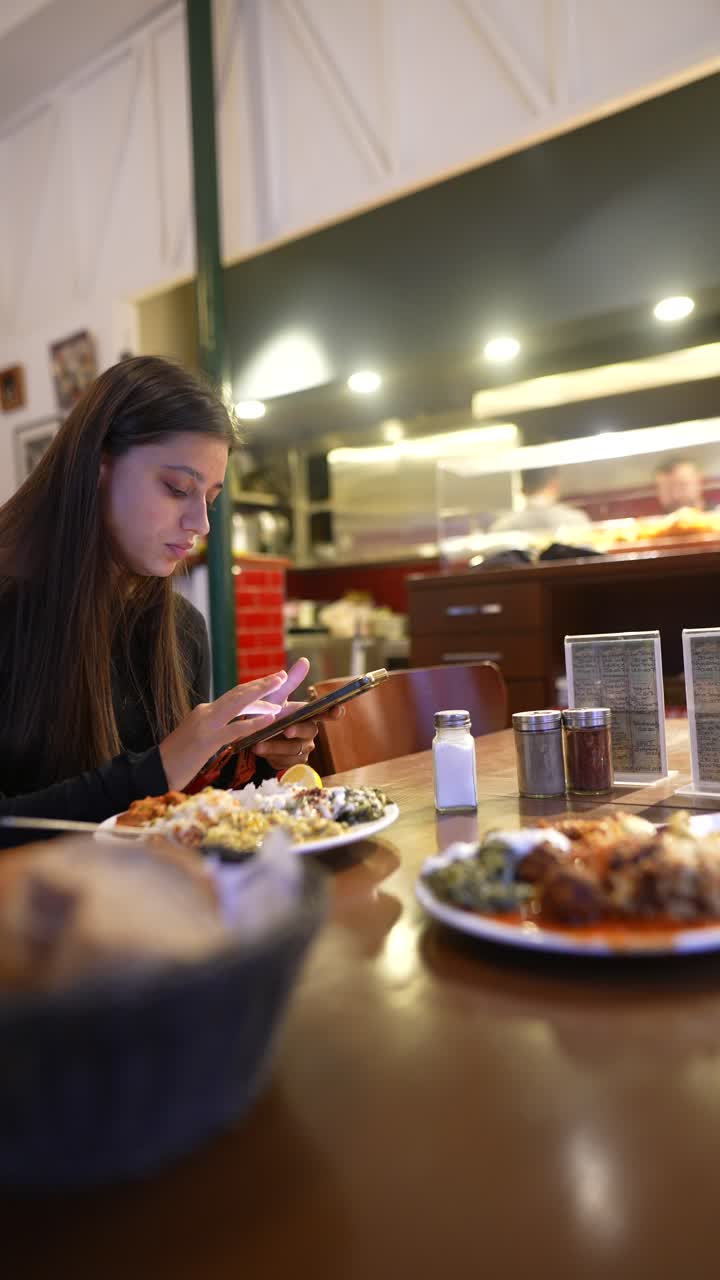 mujer disfrutando de una comida turca en un restaurante