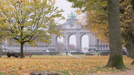 Caída-En-Jubelpark-En-Cinquantenaire-En-El-Centro-De-La-Ciudad-De-Bruselas---Hora-Del-Día