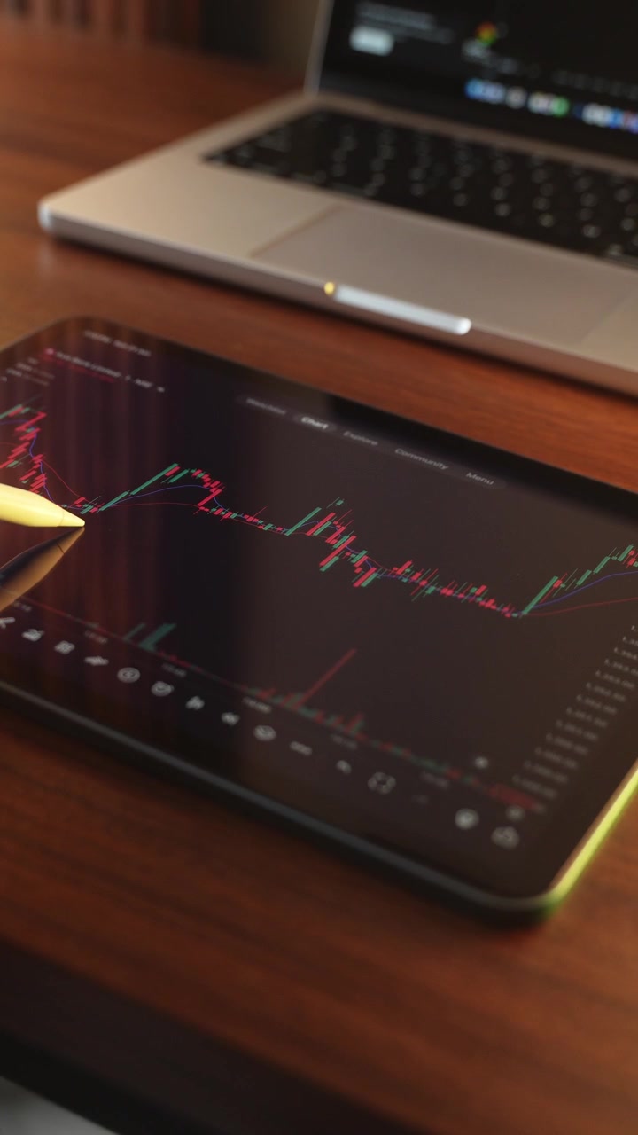 Trader che analizza i grafici del mercato azionario su un iPad tramite una piattaforma di intermediazione.