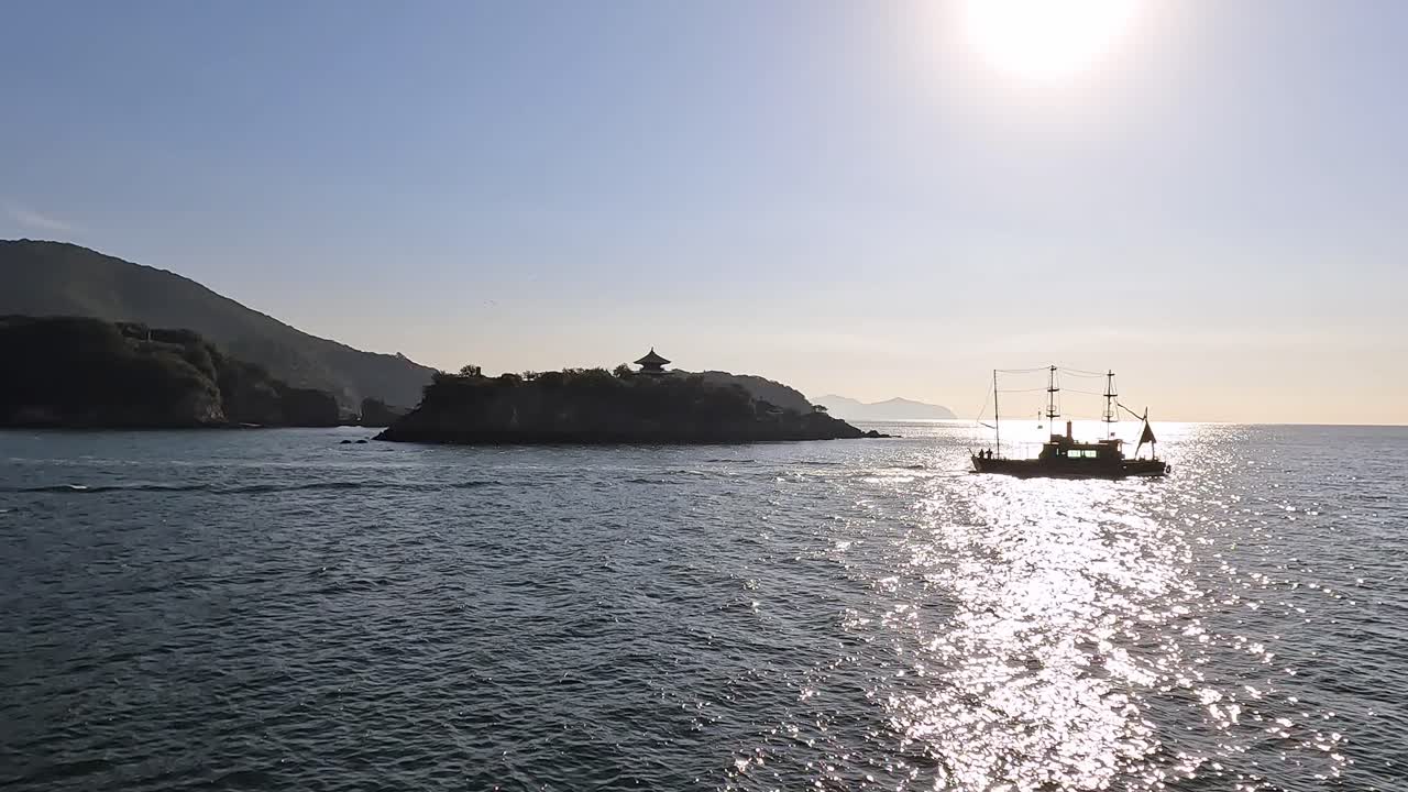 vista de la bahía de tomonourasailing barco e islas con una pagoda