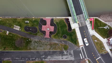 pasando por el puente de la calle union en spencerport, nueva york