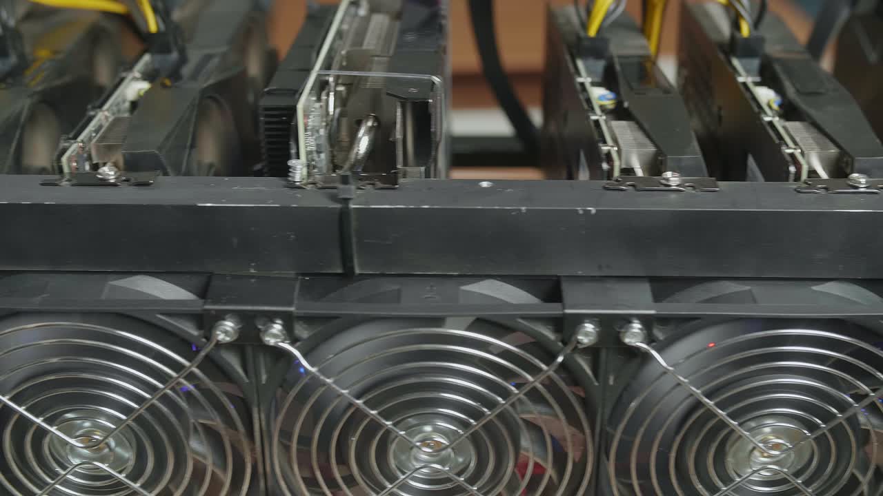 close up de la plataforma de minería de criptomonedas trabajando