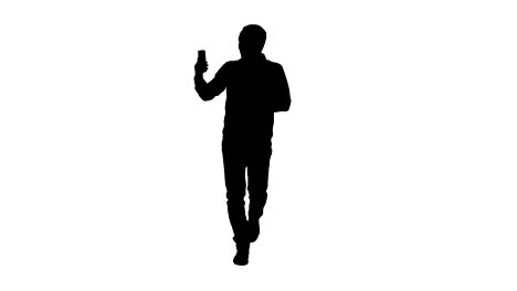 silueta hombre emocionado usando teléfono inteligente grabación de video blog vlog