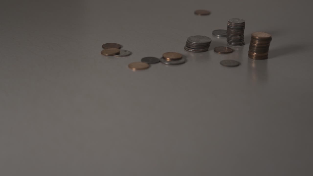 cuartos apilados y recogidos de la mesa