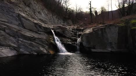 Todavía-Vuelo-Con-Drones-Sobre-El-Agua-Cerca-De-Una-Cascada-Durante-El-Día