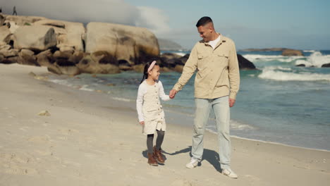 Playa,-Tomados-De-La-Mano-Y-Caminando-Padre