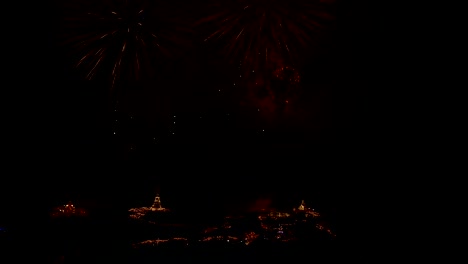 collage de fuegos artificiales coloridos explotando en el cielo nocturno oscuro