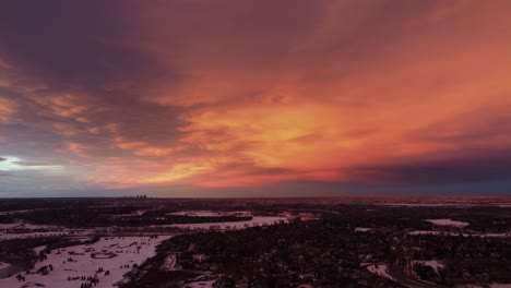 volando alto sobre el invierno canadiense: vistas aéreas durante la puesta de sol