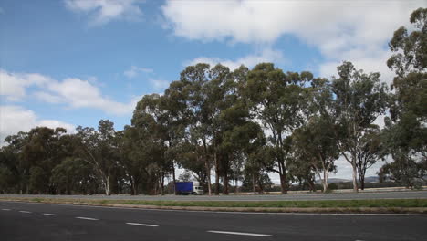 vehículos que conducen a tiros a lo largo de una gran vía en las zonas rurales de australia