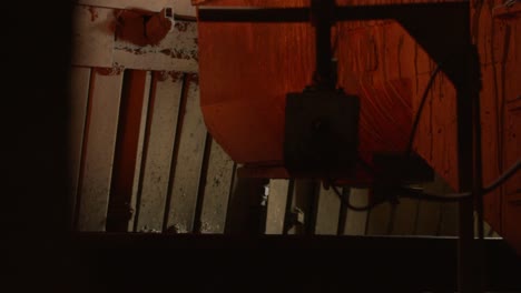 gran máquina lanzallamas en un caparazón en una fábrica metalúrgica
