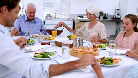 Großfamilie,-Die-Vor-Dem-Abendessen-Gnade-Sagt