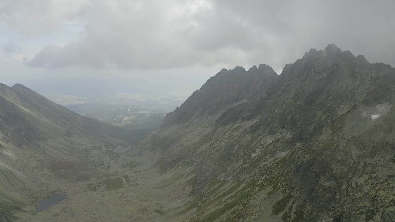 amplia filmación de la cordillera cerca de la cascada skok y hruby vrch high tatras en eslovaquia con cielo nublado arriba - toma amplia