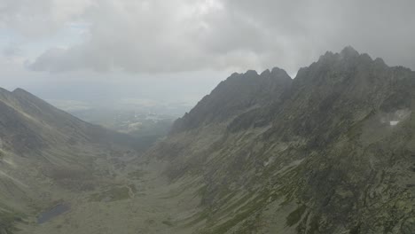 Breite-Aufnahmen-Der-Bergkette-In-Der-Nähe-Des-Skok-wasserfalls-Und-Der-Hohen-Tatra-Hruby-Vrch-In-Der-Slowakei-Mit-Bewölktem-Himmel-Darüber---Weitwinkelaufnahme