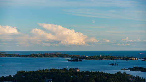 헬싱키의 suomenlinna 섬 위를 가로질러 움직이는 빛 구름과 달의 타임 스