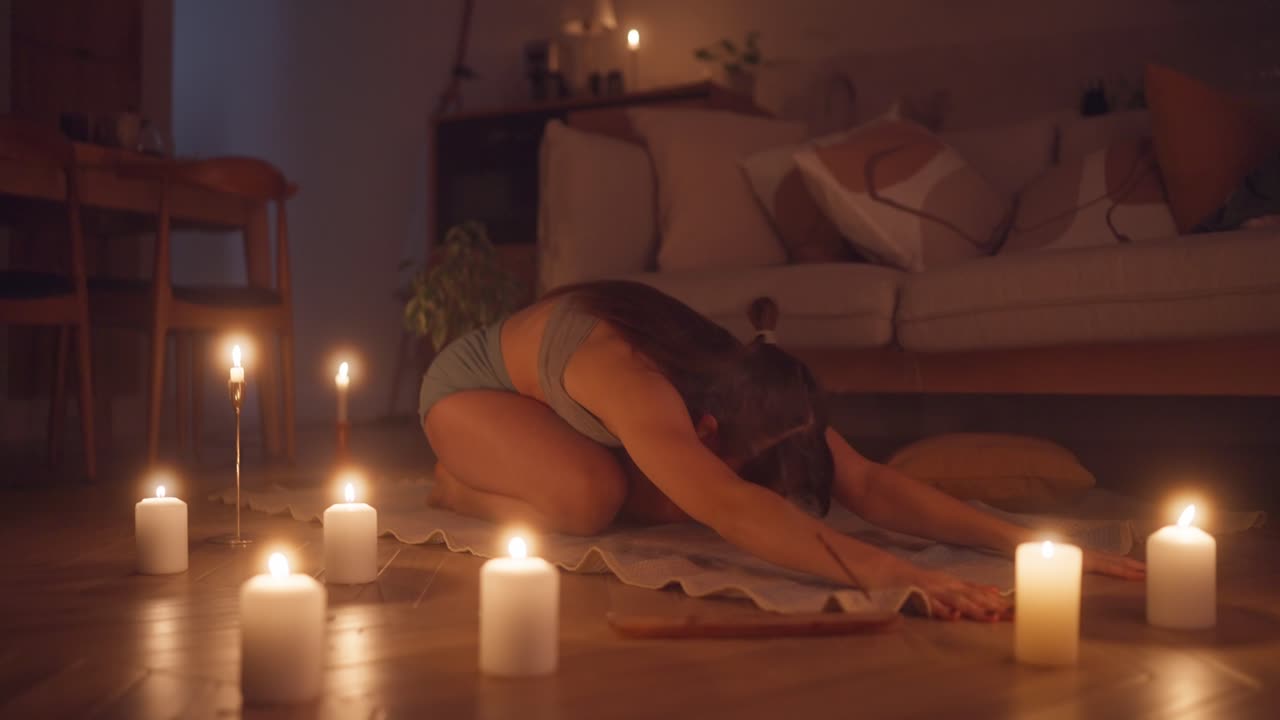 Donna che pratica yoga a casa in un'atmosfera serena
