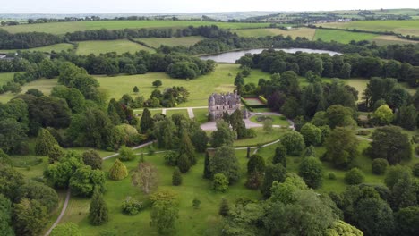 Blarney-House,-Irland,-Schwenkdrohnen-Luftaufnahmen