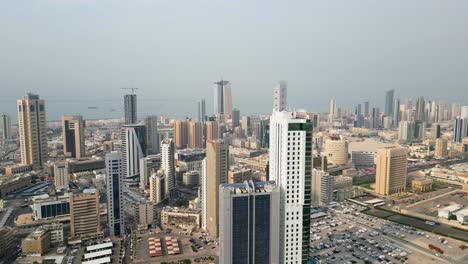 vista aérea de gran angular de rascacielos y rascacielos en la ciudad de kuwait