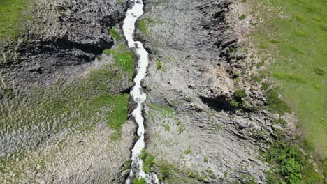 Cascada-De-Río-En-Los-Alpes-Franceses,-Isere-Savoy,-Francia---Vista-Aérea-De-Arriba-Hacia-Abajo