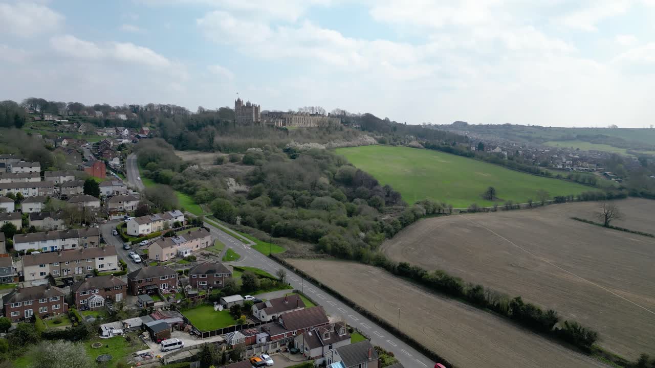 Avvicinamento al Castello di Bolsover, Derbyshire, dall'alto attraverso i campi in una giornata luminosa ma nuvolosa