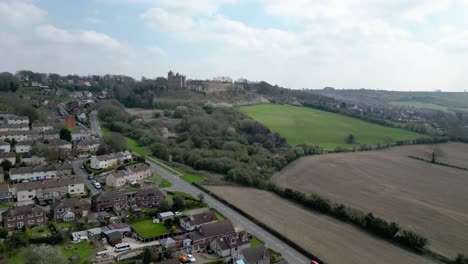 Annäherung-An-Bolsover-Castle-Derbyshire-Aus-Der-Luft-über-Felder-An-Einem-Hellen,-Aber-Bewölkten-Tag