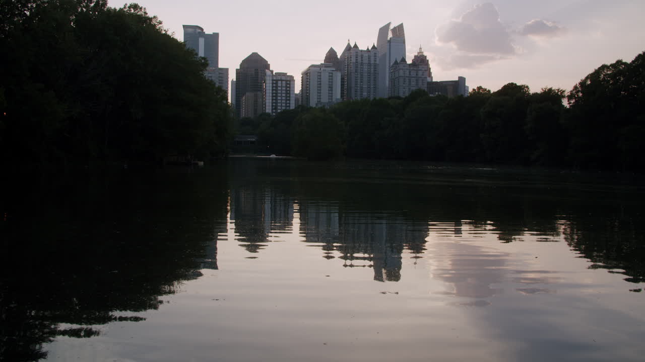 Horizonte de Atlanta Refletido em um Lago ao Pôr do Sol