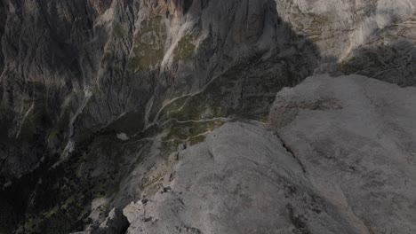 Vista-Aérea-De-Dolomitas-En-Val-Gardena,-Tiro-De-Drones-Que-Revela-Un-Cañón-O-Barranco-O-Precipicio