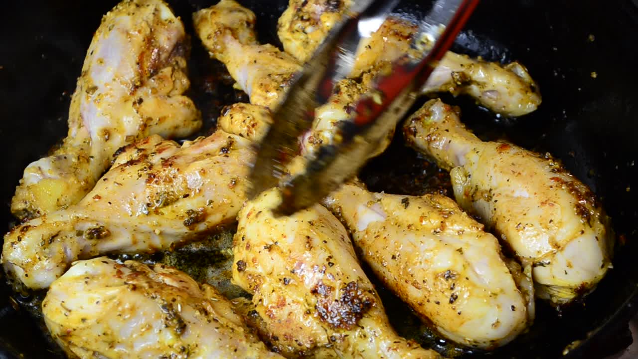 Coscia di pollo su una padella di ghisa. Processo di preparazione