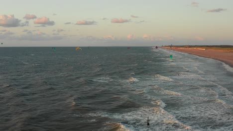 kitesurfistas cerca de la playa de domburg durante la puesta de sol