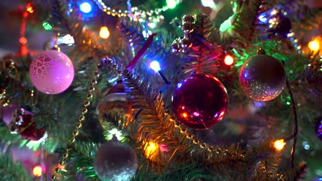 inclinación lenta hacia abajo sobre el árbol de navidad decorado e iluminado