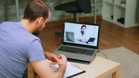 Aufschlussreiche-Aufnahme-Eines-Patienten-Bei-Einem-Videoanruf