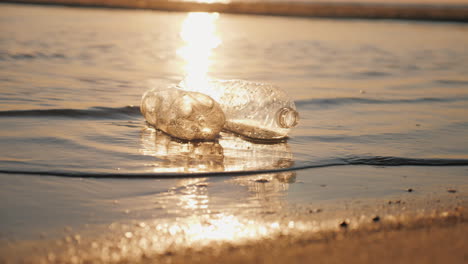 dos botellas de plástico flotan en el agua cerca del concepto de contaminación plástica de la costa