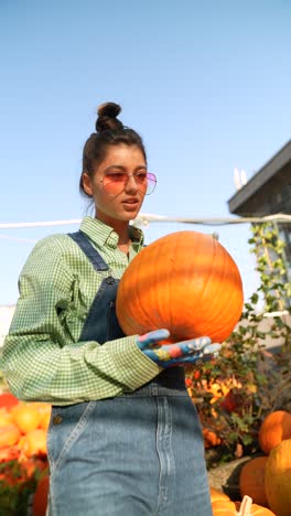 mujer con una calabaza