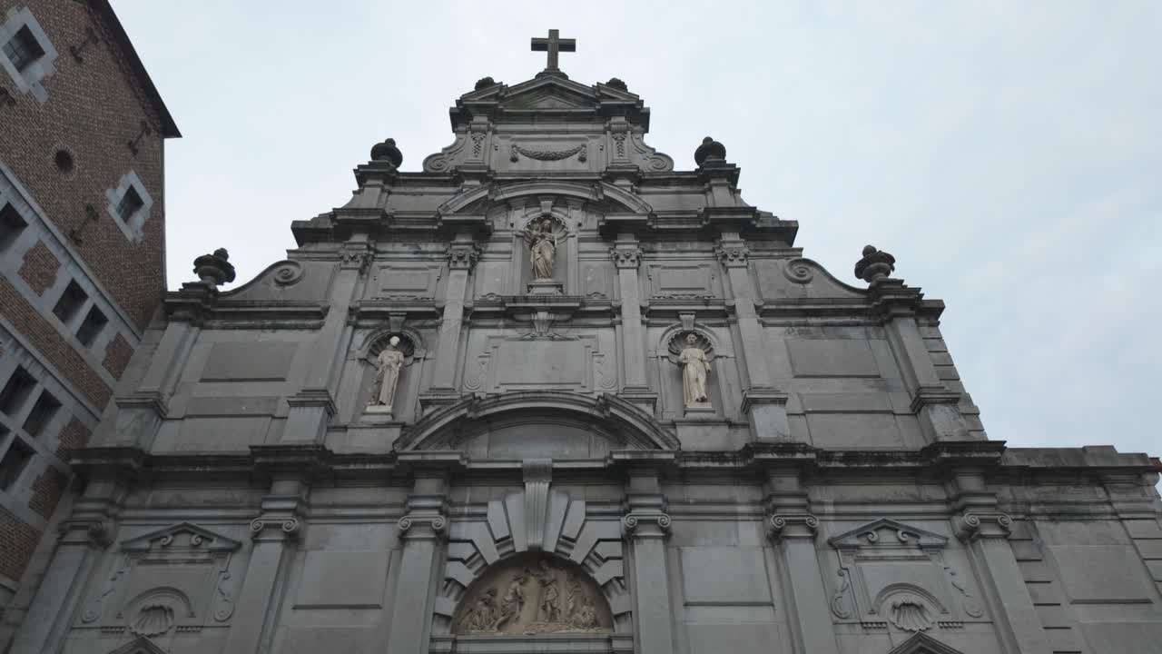 벨기에 리에지 에 있는 세인트 앙투안 성당 앞면 에 조각상 과 조각품 이 전시 되어 있다.