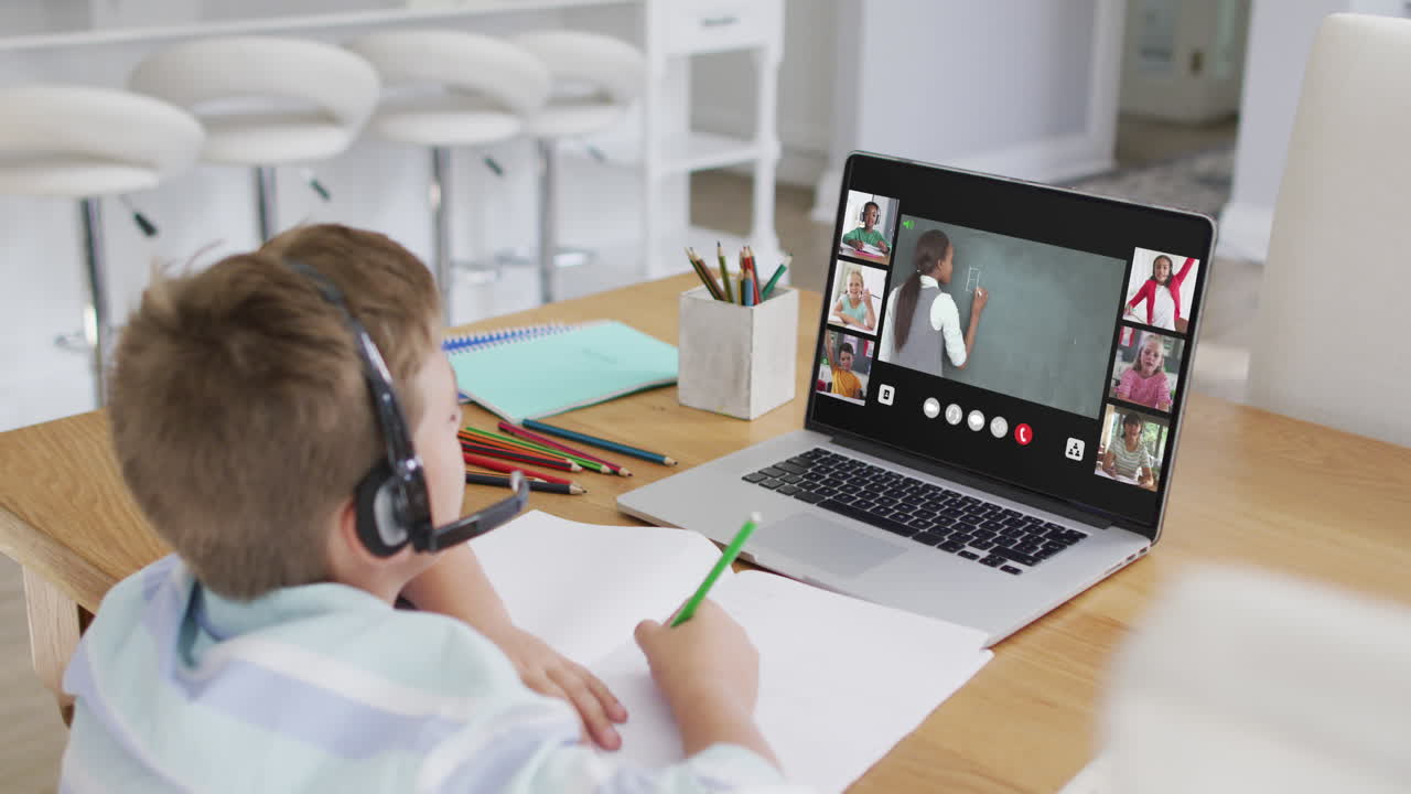 escolar que usa una computadora portátil para una lección en línea en casa, con un maestro y una clase diversos en la pantalla