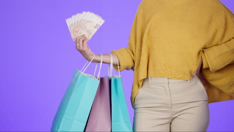 bolsa de compras, efectivo y venta al por menor con las manos de la mujer