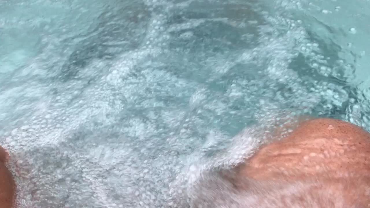 한 사람 이 자쿠지 에 앉아 있다