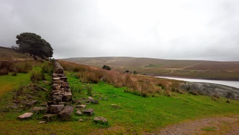 Saddleworth-Moor-Mirando-Al-Depósito-De-La-Dote,-Oldham