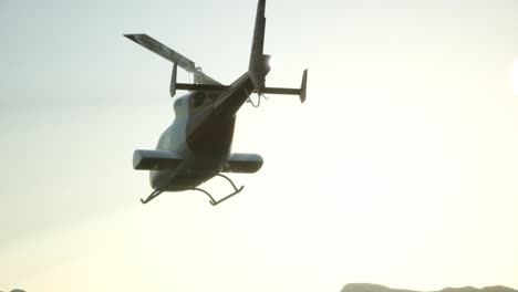 helicóptero volando en cámara lenta extrema y cielo al atardecer