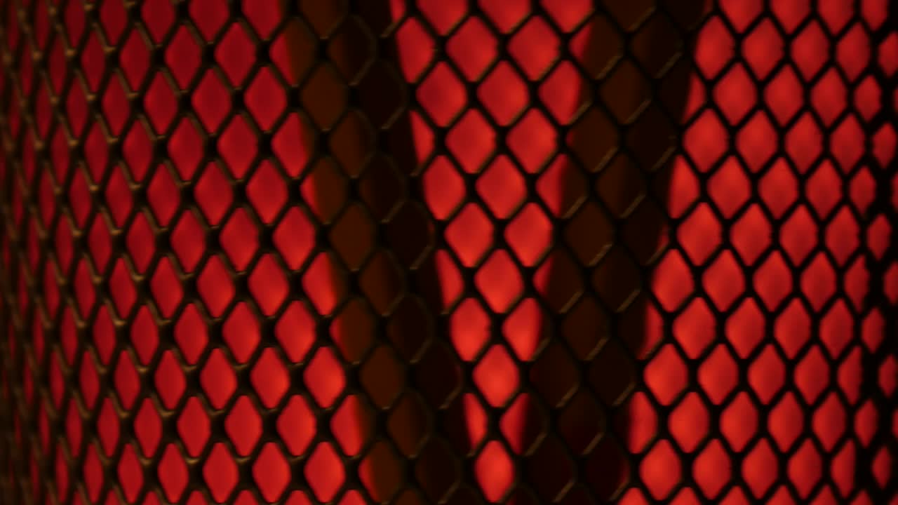 연필을 회전하는 연필 보관기에 넣습니다.