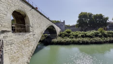 Puente-En-Avignon-En-Francia-Con-Antiguos-Arcos-De-Piedra-En-La-Ciudad-Pasada-Sobre-El-Río-Bajo-El-Sol.