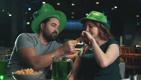 feiern des st. patrick's day in einer kneipe 7