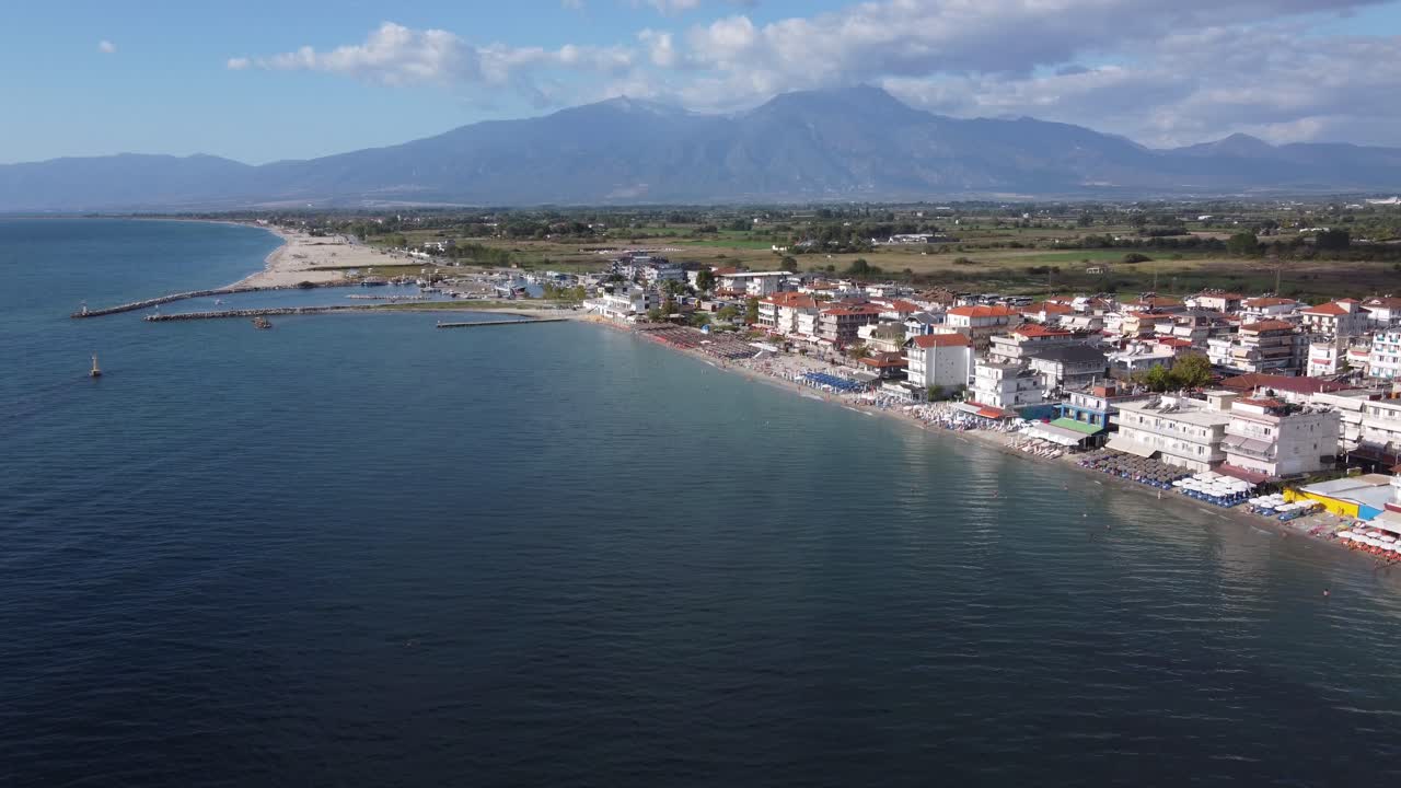 revelación aérea de paralia katerini, grecia, con el monte olimpo en el fondo.