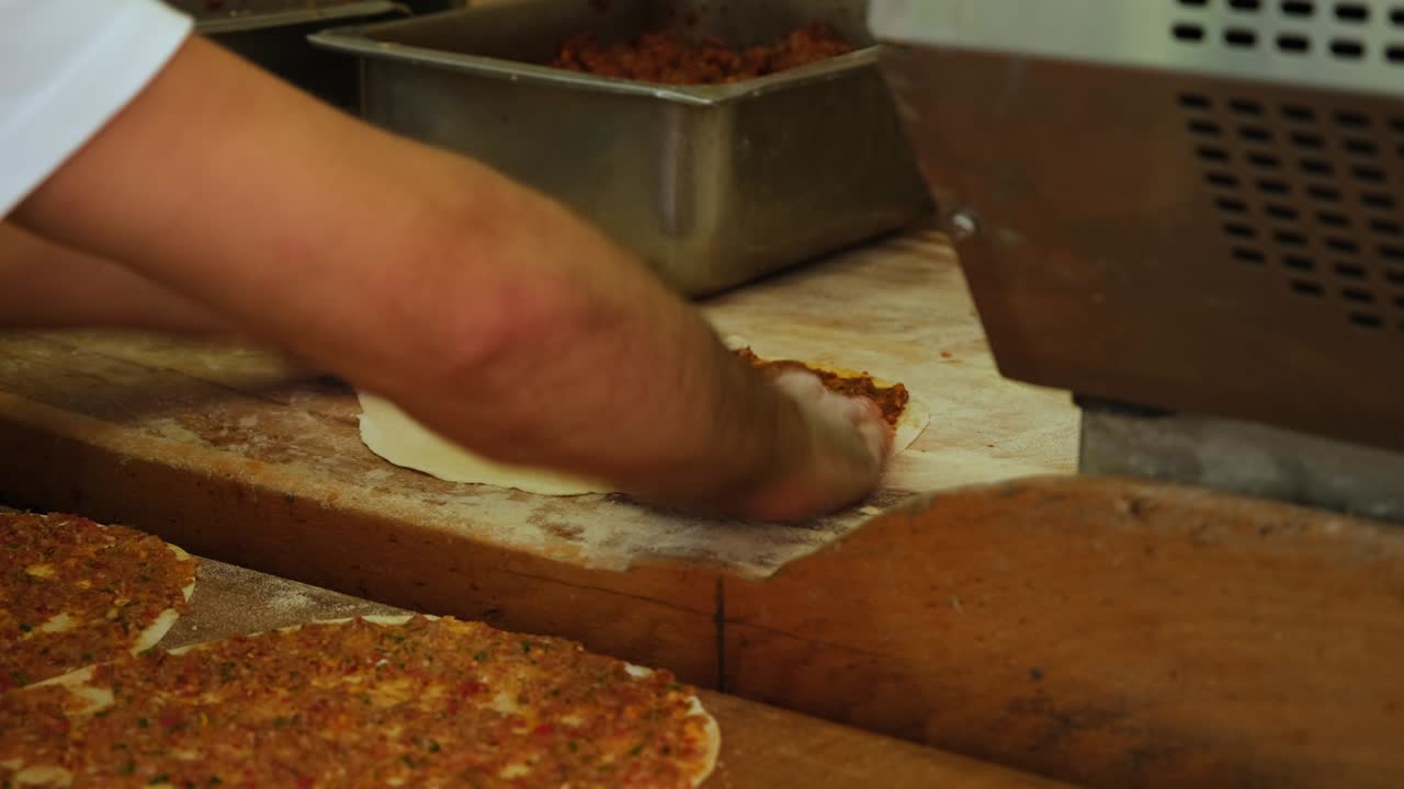 새로 구운 터키 피자 (lahmacun)