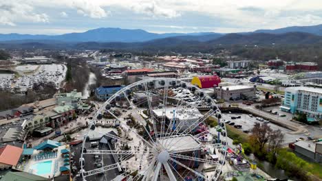 aerial pull-out over het reuzenwiel van pigeon forge tennessee