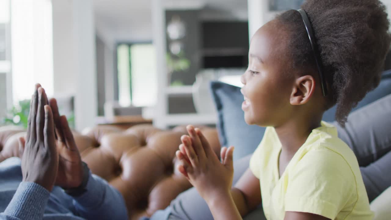 video de padre e hija afroamericanos hablando y jugando