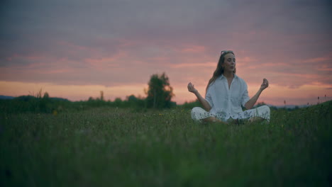 Yoga-Psychische-Gesundheit-In-Der-Abenddämmerung