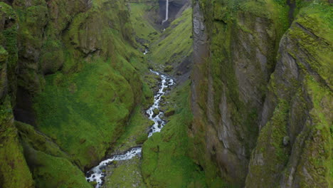 Imágenes-Suaves-De-Drones-Que-Vuelan-A-Través-Del-Profundo-Cañón-Islandés-Mulagljufur,-Con-Una-Espectacular-Cascada-Hangandifoss-Al-Final-Del-Cañón,-En-La-Región-Sur,-Islandia