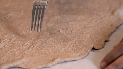 Pessachbrot-Mit-Einer-Gabel-Einstechen,-Damit-Es-Beim-Backen-Nicht-Aufgeht---Nahaufnahme-Isoliert