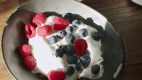 desayuno saludable con yogur de granola y bayas frescas